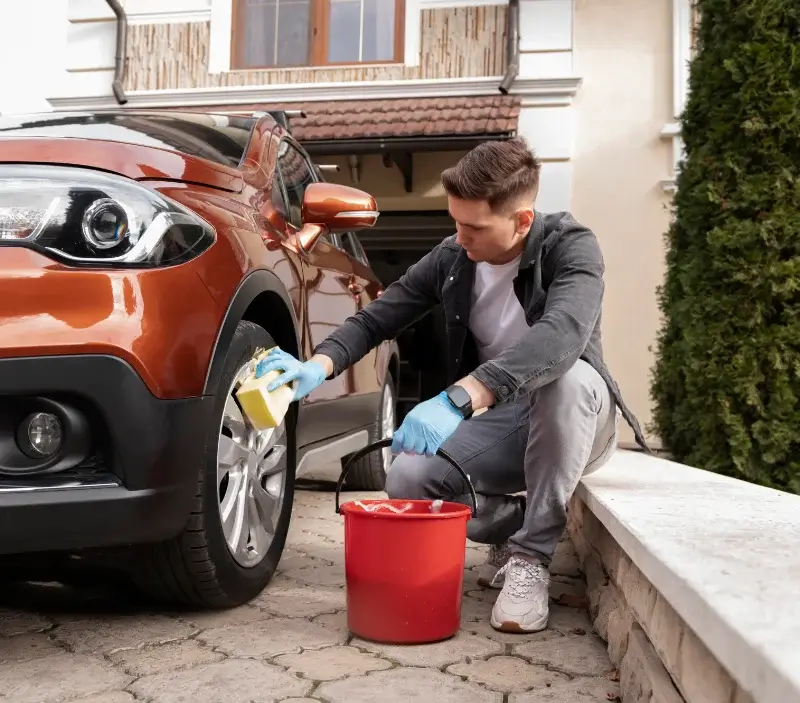 Lavage auto à domicile Sainte-Catherine-de-Fierbois : professionnel intervenant sur un véhicule